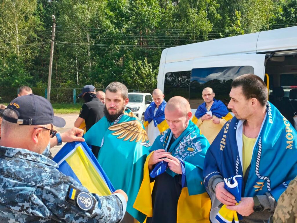 Обмін полоненими: додому повертаються 10 Захисників 3