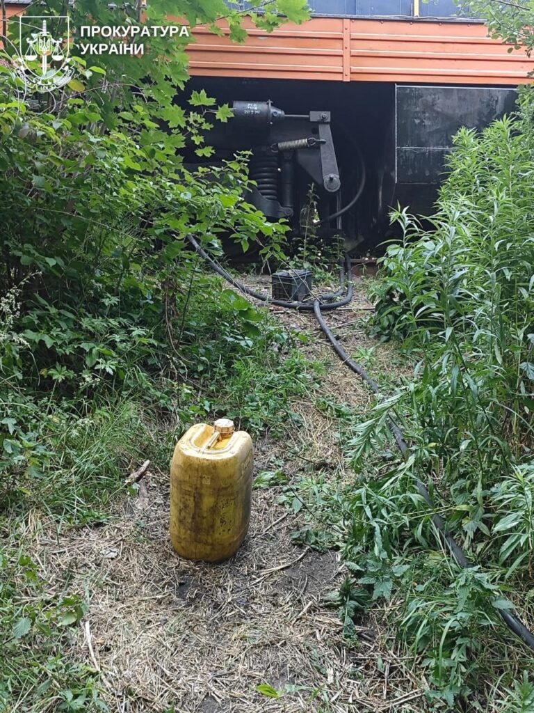 На Рівненщині судитимуть двох чоловіків, які зливали пальне з локомотива 2