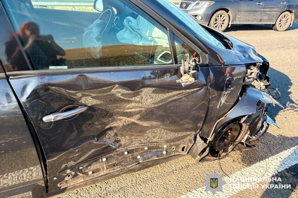 У Рівненському районі мотоцикліст врізався в зустрічну автівку: є травмовані 1 Пошкоджений автомобіль Renault Scenic на автодороз