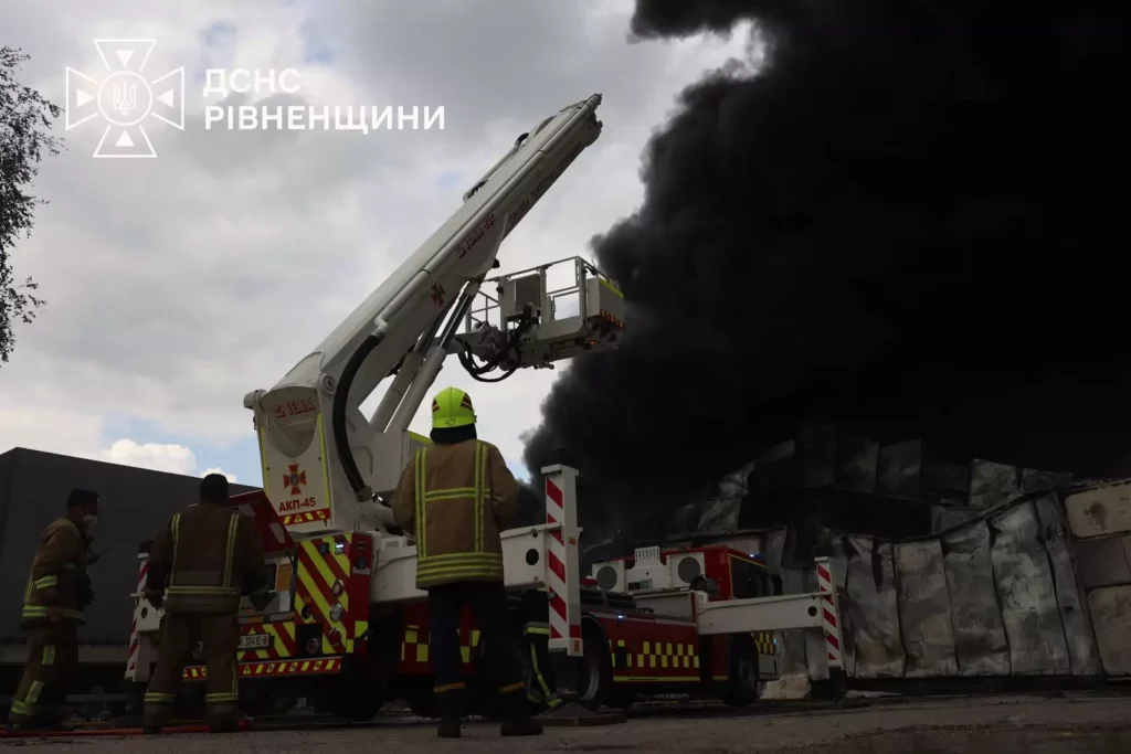 З'явилися фото з місця події: на Рівненщині майже 50 рятувальників гасили масштабну пожежу 5 Пожежні ліквідовують вогонь у Варковичах