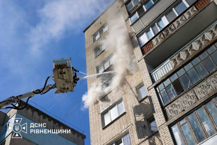 Пожежний автопідйомник біля дев'ятиповерхівки Пожежа в дев'ятиповерхівці в Рівному
