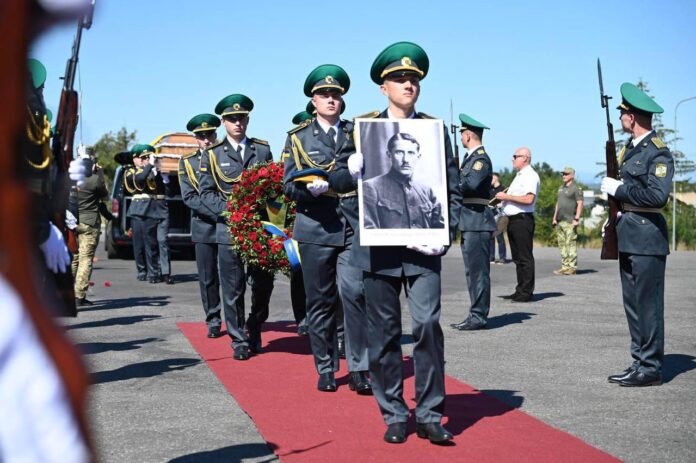 Прах Коновальця доправили до України Прах Коновальця доправили до України
