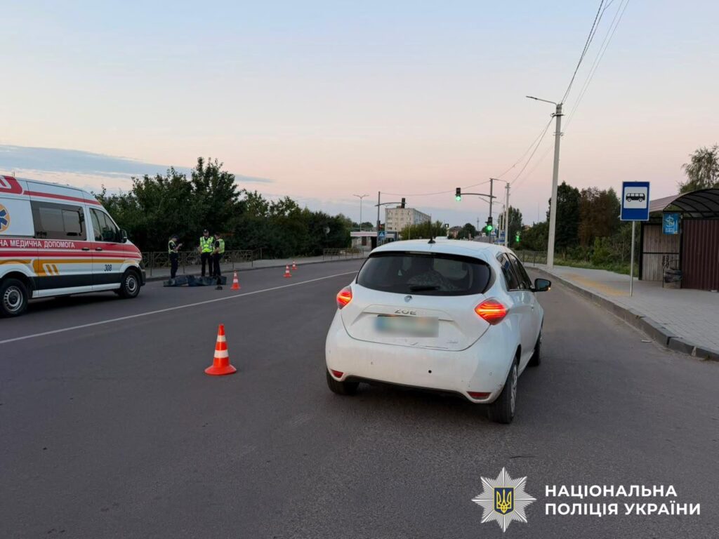 Смертельна ДТП на Грушевського у Дубні: водійка Renault збила чоловіка 3 Робота поліції на місці ДТП