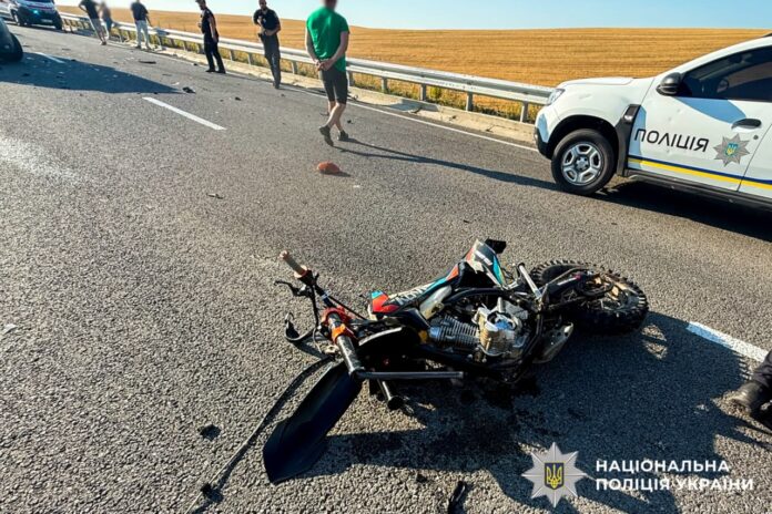 Розтрощений мотоцикл KOVI після аварії біля Хотина мотоцикліст врізався в