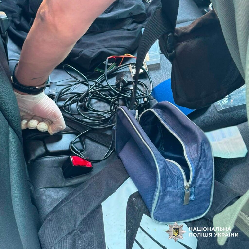 Здати ПДР без знань: на Рівненщині затримали близнюків із комплектами «агента 007» 2 Шпигунська техніка для складання іспитів з водіння