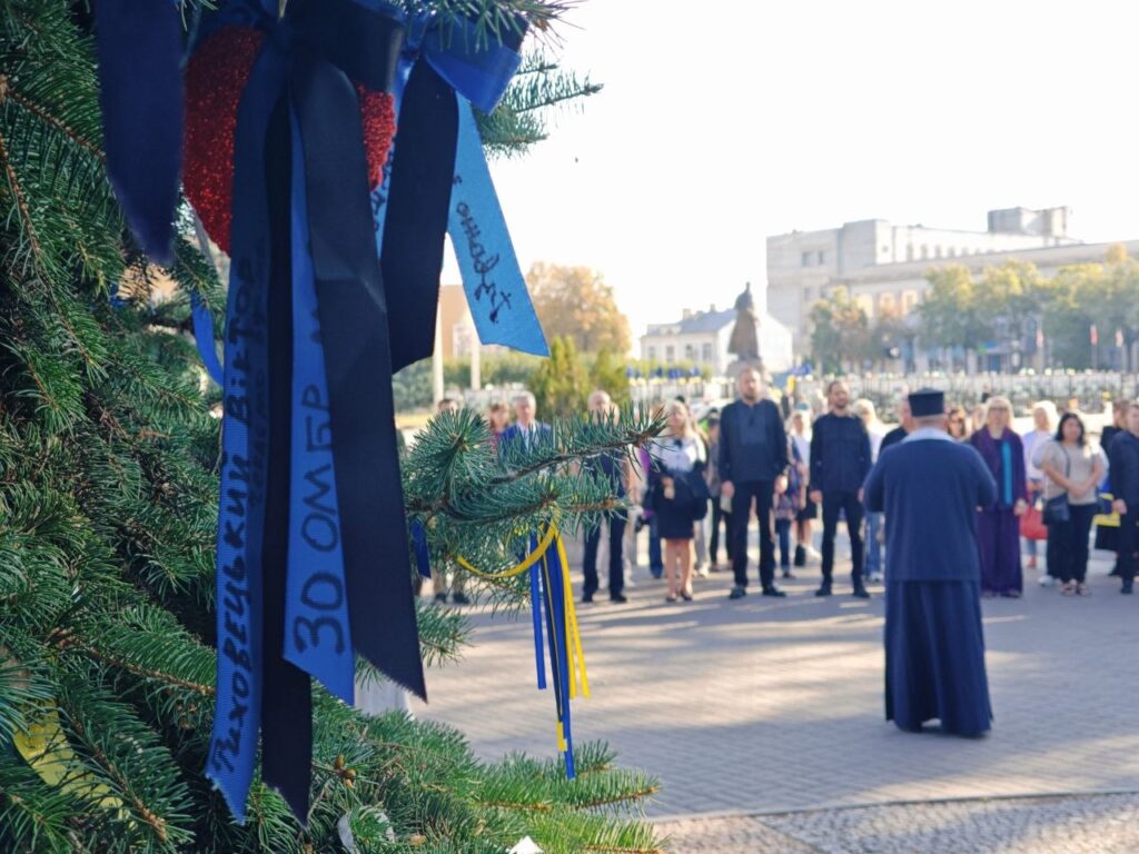 День зниклих безвісти: у Рівному об'єдналися в молитві за тих, чия доля невідома 2 Спільна молитва біля колони Божої Матері