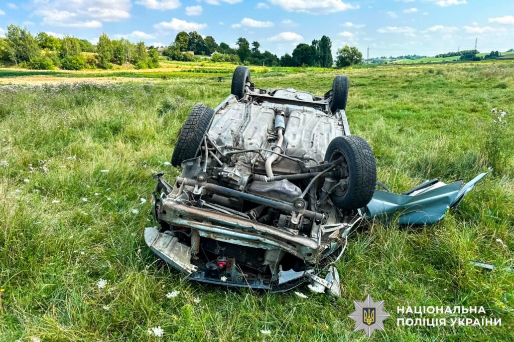 ДТП на Кореччині: 37-річний водій ВАЗу в комі після перекидання авто 2 ВАЗ після перекидання в кювет