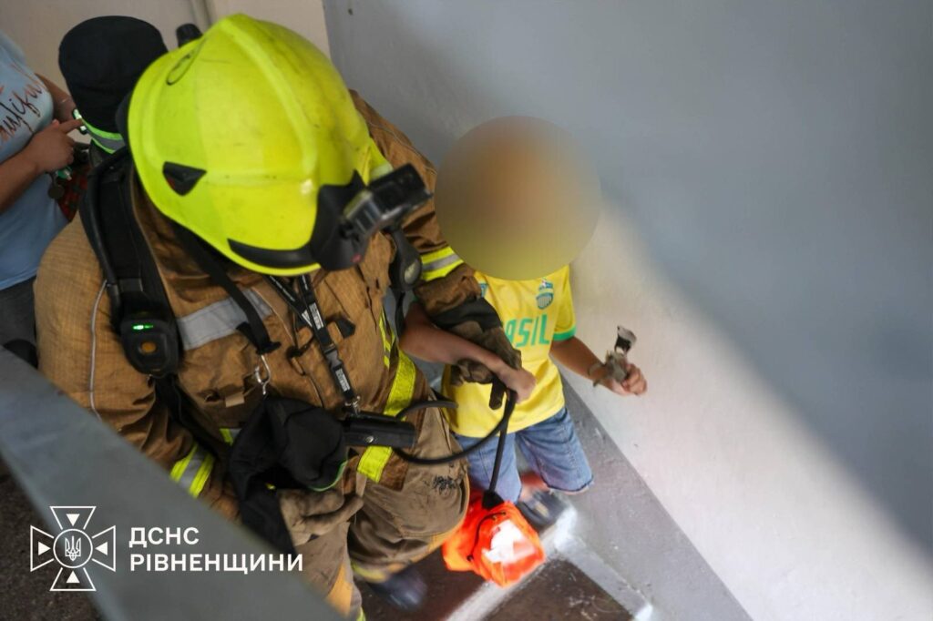 Пожежа в дев'ятиповерхівці в Рівному: деталі від ДСНС та стан врятованих 2 Врятована дитина під час пожежі