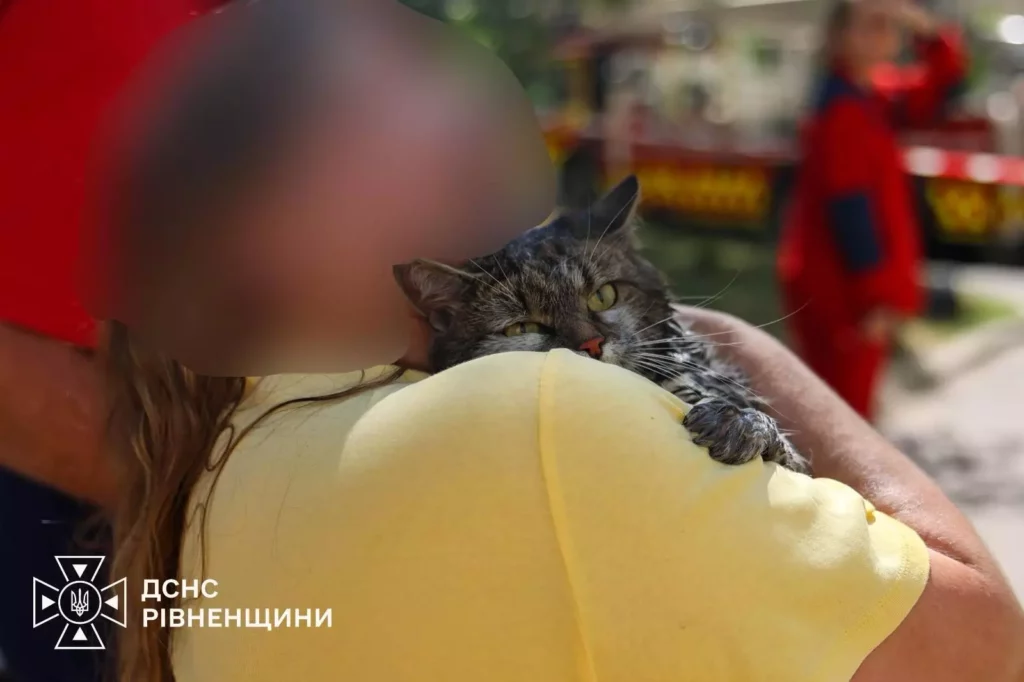 Пожежа в дев'ятиповерхівці в Рівному: деталі від ДСНС та стан врятованих 3 Врятована жінка під час пожежі