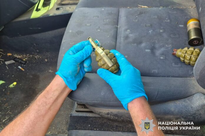 Вилучені бойові гранати із запалами гранати в авто