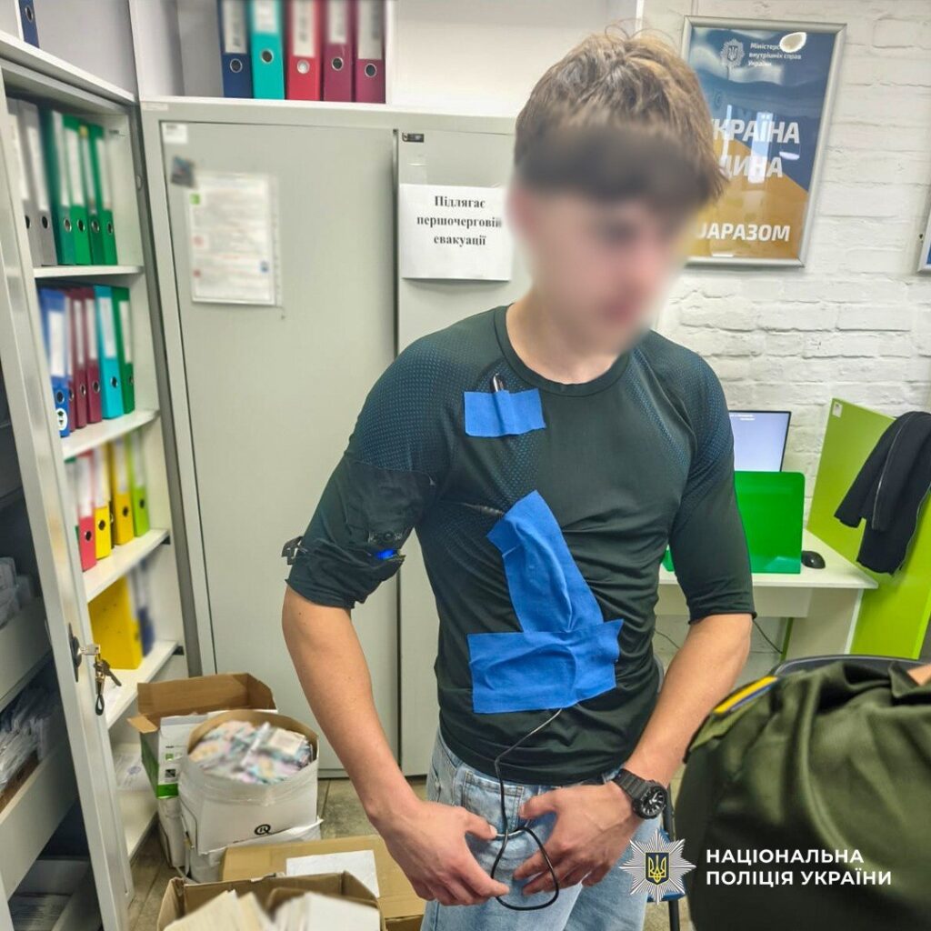 Здати ПДР без знань: на Рівненщині затримали близнюків із комплектами «агента 007» 1 Вилучені ґаджети для незаконного складання ПДР