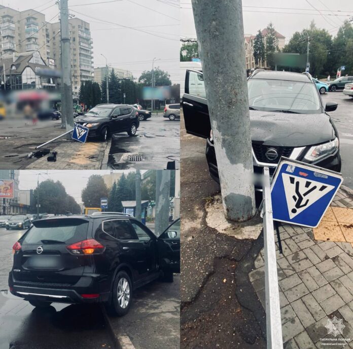 У Рівному водій в'їхав у світлофор У Рівному водій в'їхав у світлофор