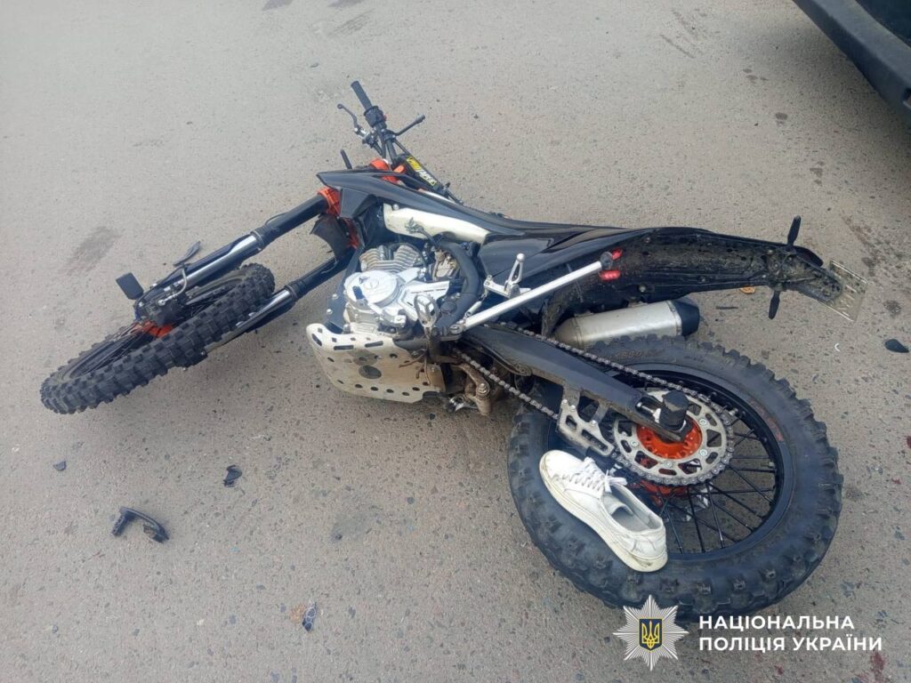 На Березнівщині внаслідок ДТП травмувалися водій та неповнолітній пасажир мотоцикла 1