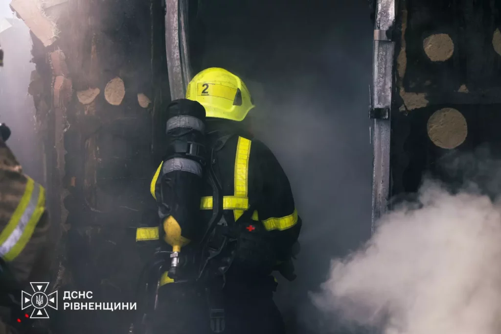 З'явилися фото та відео ліквідації масштабної пожежі на СТО у Рівному 1 Кадри гасіння пожежі на СТО