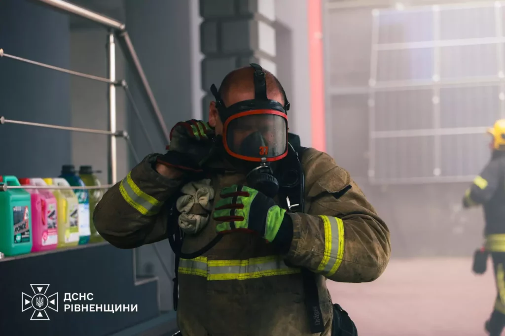 З'явилися фото та відео ліквідації масштабної пожежі на СТО у Рівному 3 Ліквідація вогню на двох поверхах