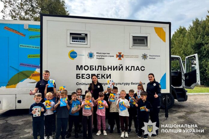 На Рівненщині курсує мобільний клас безпеки На Рівненщині курсує мобільний клас безпеки