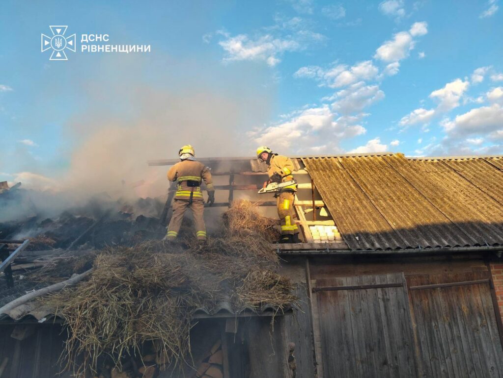 Пожежа в Дубенському районі: у селі П’яннє згоріло 200 тюків соломи 2 Наслідки масштабної пожежі на Дубенщині