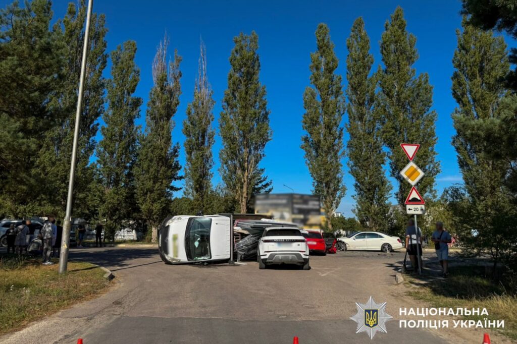 Відомі деталі масштабної ДТП за участю чотирьох авто у Вараші 2 Перекинута вантажівка Opel після ДТП у Вараші