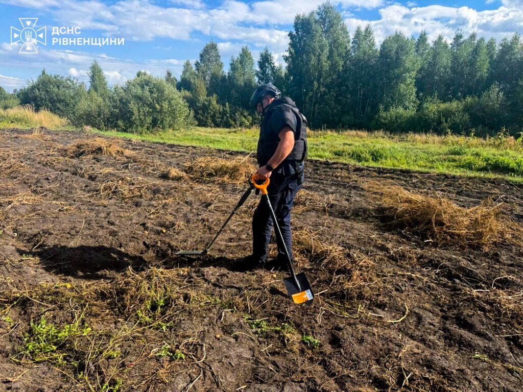 Небезпечна знахідка під землею: на Рівненщині знешкодили 50 авіабомб SD-1 1 Піротехніки за роботою