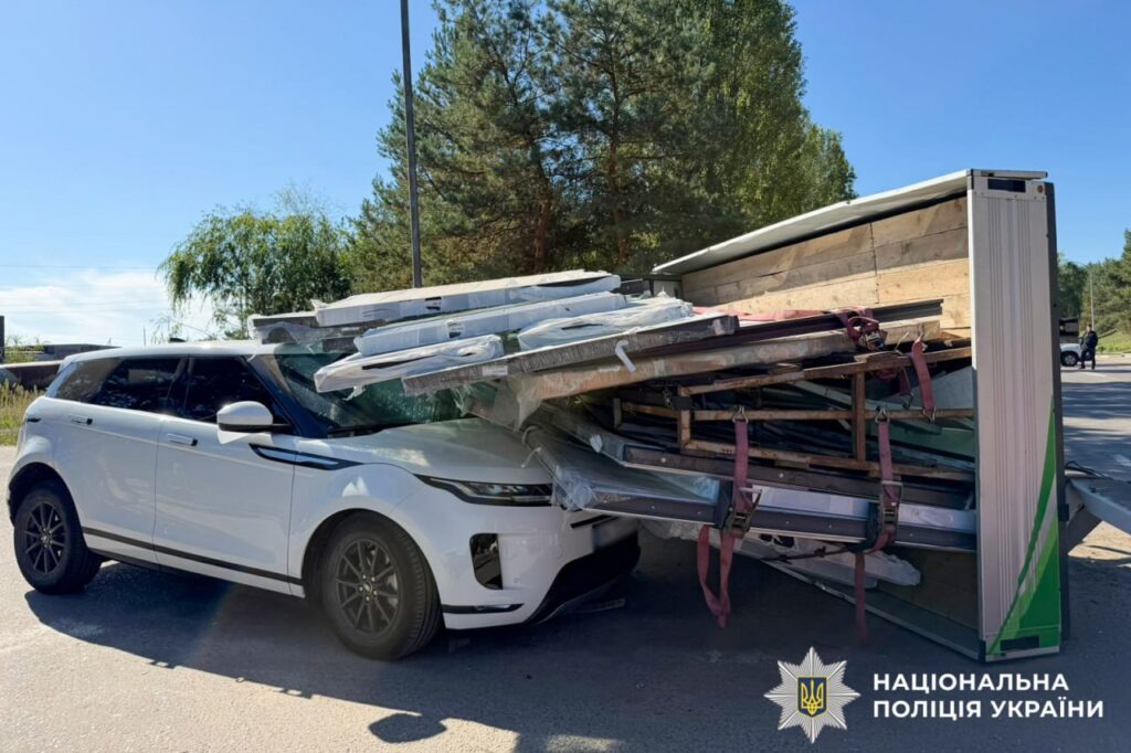Відомі деталі масштабної ДТП за участю чотирьох авто у Вараші 4 Покинутий Range Rover під перекинутою вантажівкою