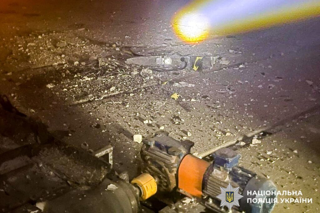 Поліцейські показали, чим рф атакувала Рівненщину під час масованого обстрілу 1 Поліцейський на місці обстеження території