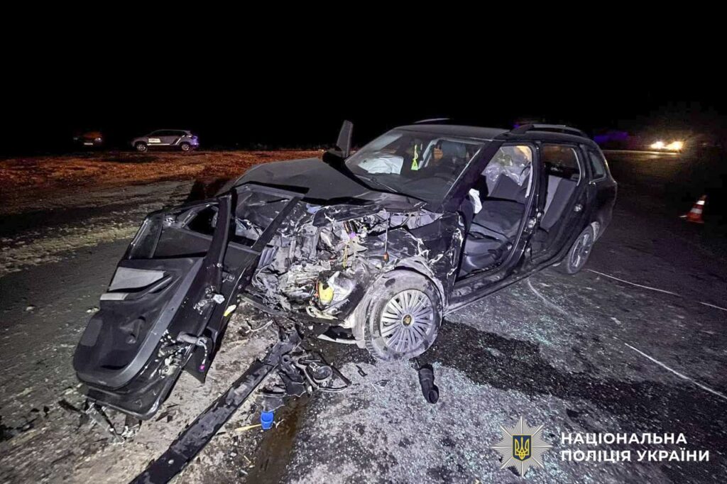 Масштабна ДТП у Тараканові: є травмовані, серед них - двоє дітей 1 Понівечені авто після аварії біля Дубна