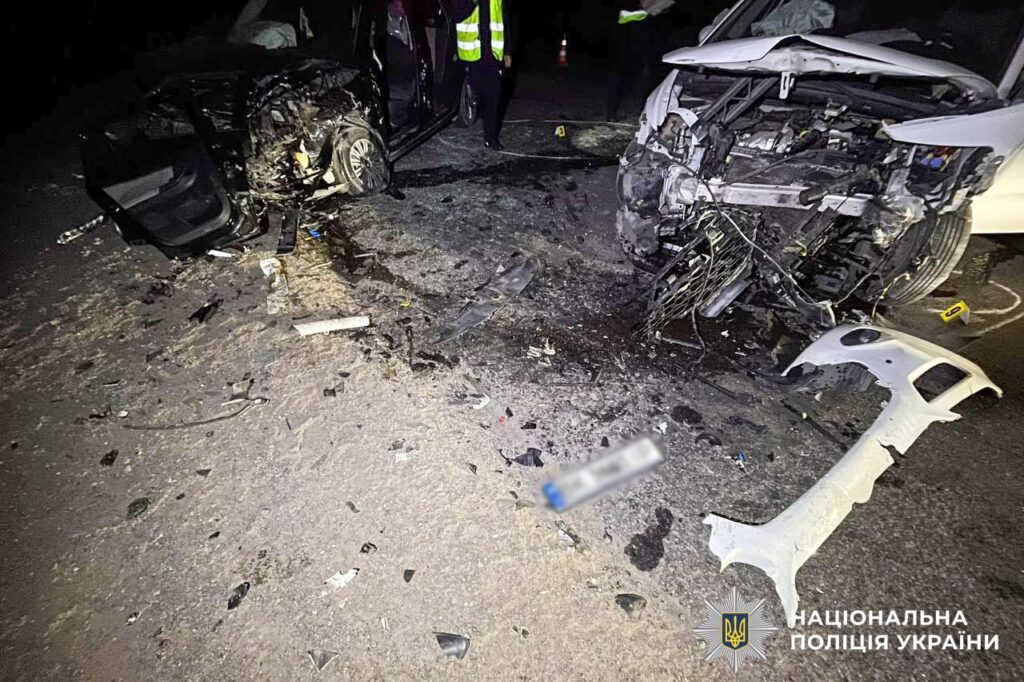 Масштабна ДТП у Тараканові: є травмовані, серед них - двоє дітей 2 Порятунок заблокованих пасажирів після зіткнення