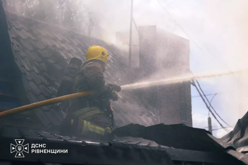 З'явилися фото та відео ліквідації масштабної пожежі на СТО у Рівному 4 Пошкоджена будівля станції технічного обслуговуван