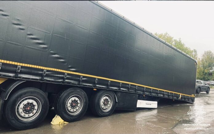 Пошкоджене покриття дороги на місці ДТП у Рівному від вантажівки на ходу відкотився напівпричіп