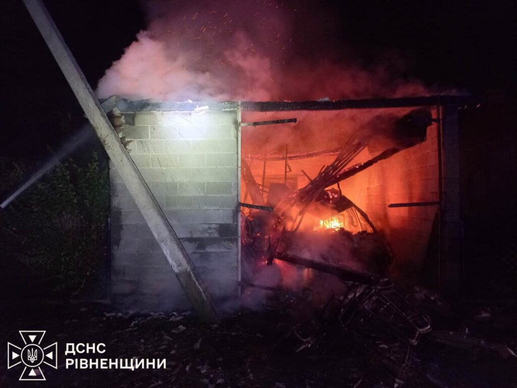 Пожежа на Рівненщині: у гаражі згорів Peugeot і 5 тонн зерна 2 Пожежа у Почапках