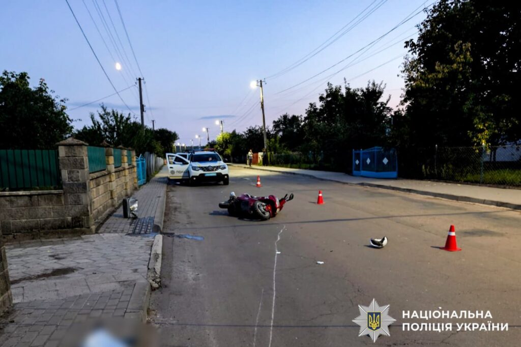 Врізався у паркан: на Рівненщині трагічно загинув скутерист 2 Правоохоронці на місці автопригоди