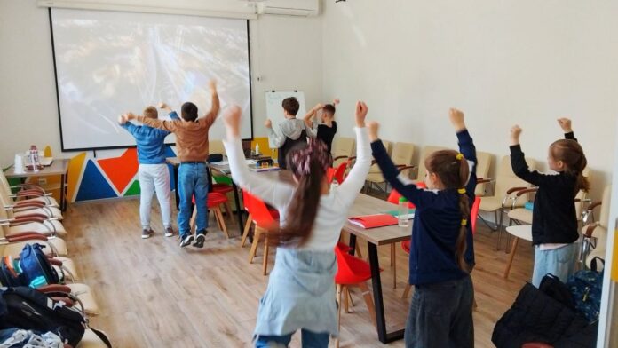 Рівненська обласна бібліотека для молоді проводить добір до дитячих груп вивчення англійської оплата символічна