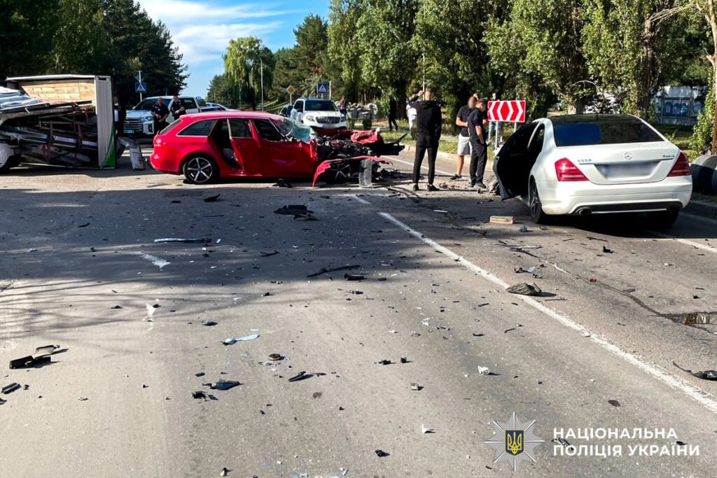 Масштабна ДТП у Вараші 3 вересня: перші подробиці та фото 2 Робота медиків та правоохоронців на дорозі