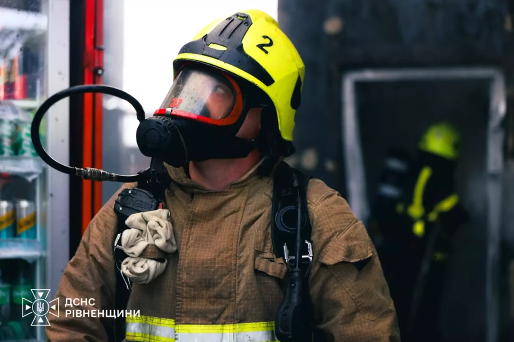З'явилися фото та відео ліквідації масштабної пожежі на СТО у Рівному 2 Робота рятувальників на вулиці Соборній