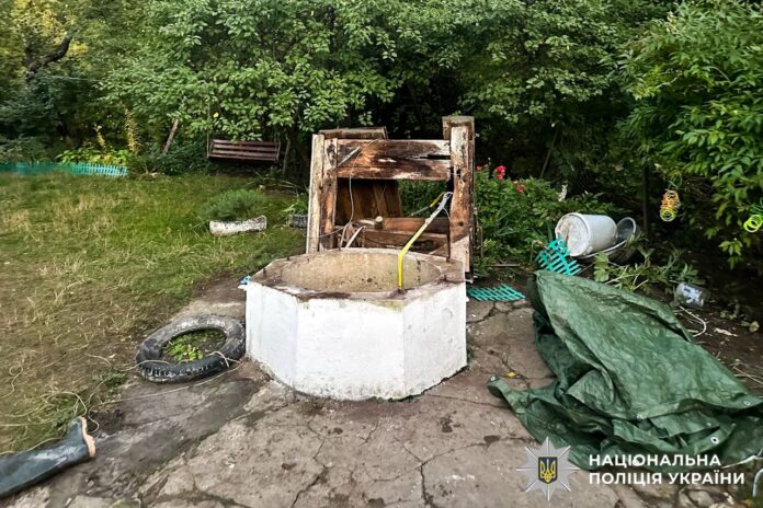 Роботи у колодязі чищення колодязя на Радивилівщині
