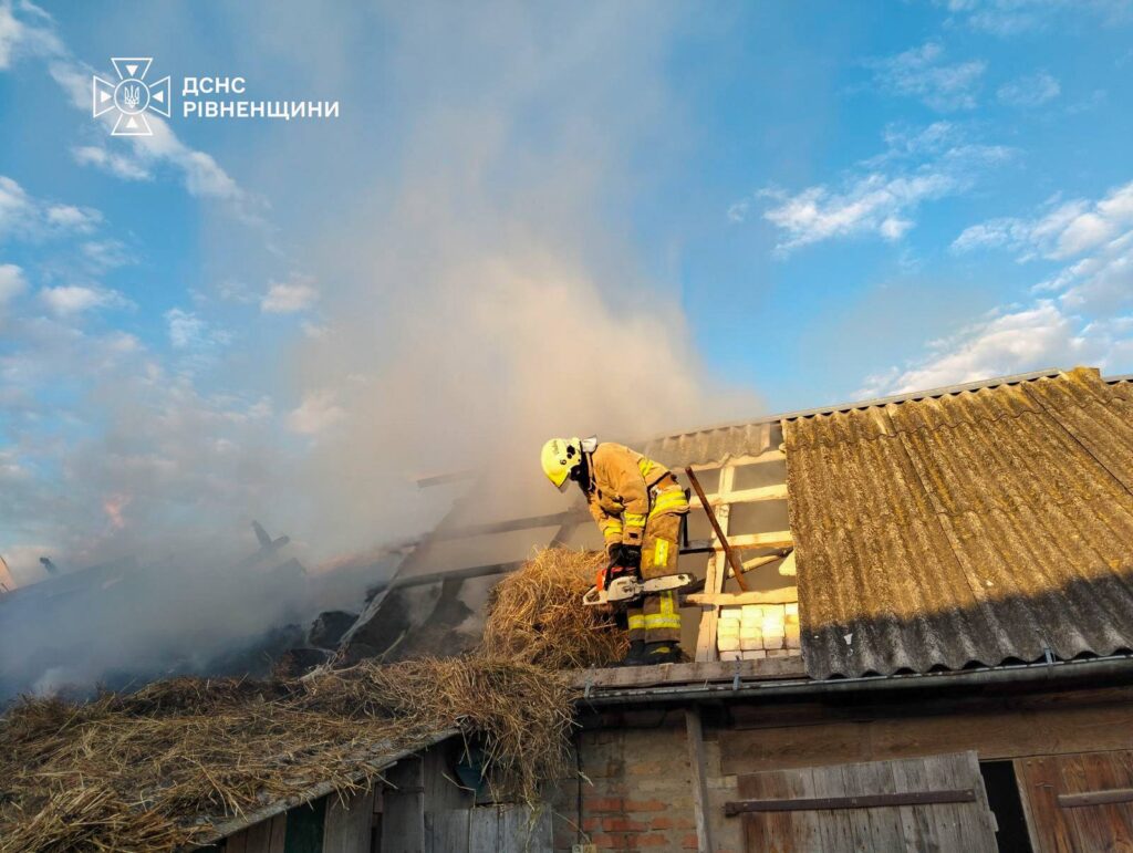 Пожежа в Дубенському районі: у селі П’яннє згоріло 200 тюків соломи 1 Рятувальники ДСНС гасять господарську будівлю