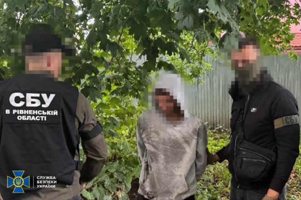 У центрі Рівного агент рф заклав вибухівку у сміттєвий бак 1 СБУ запобігла теракту у Рівному