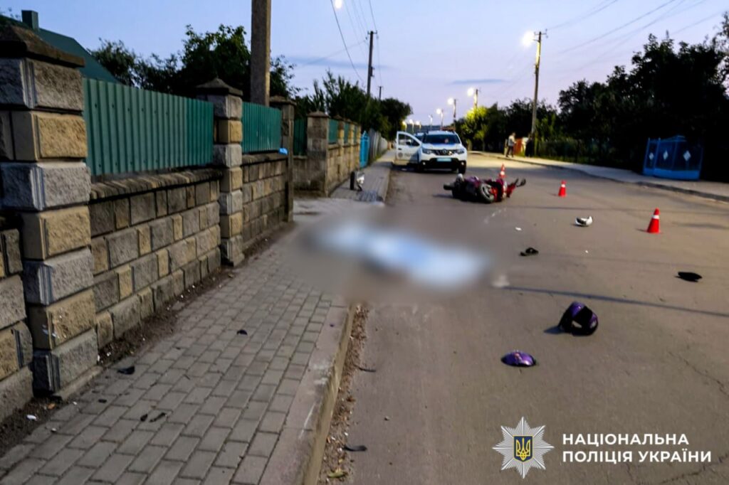 Врізався у паркан: на Рівненщині трагічно загинув скутерист 1 Скутерист біля пошкодженого паркану