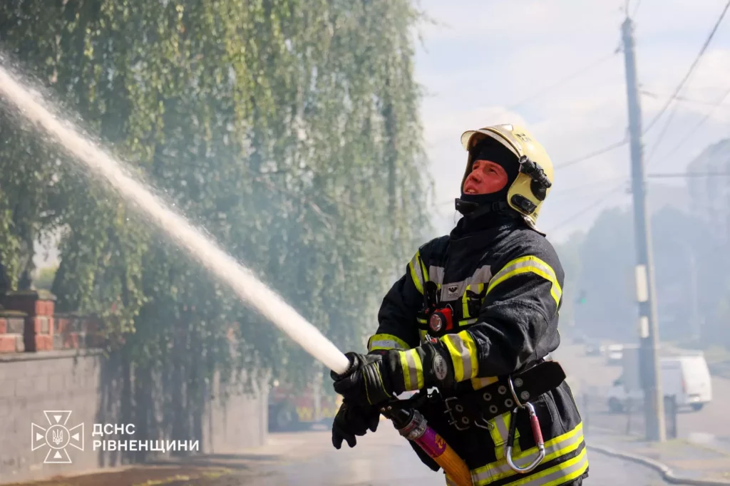 З'явилися фото та відео ліквідації масштабної пожежі на СТО у Рівному 5 Спецтехніка ДСНС на місці події
