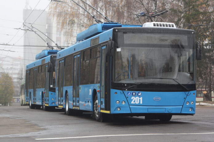 Тролейбус рівне У Рівному через аварію