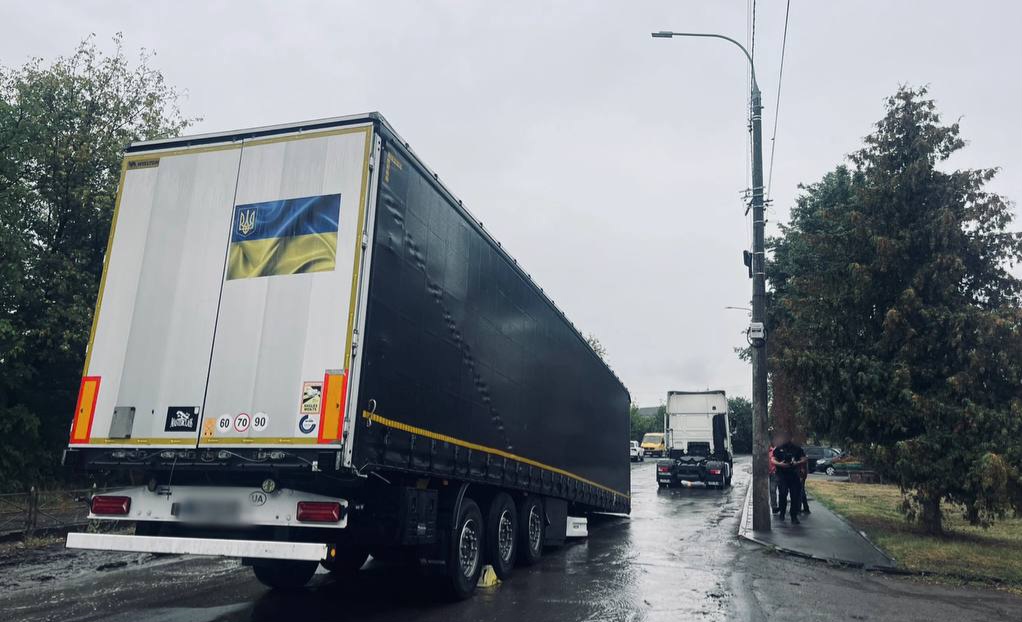 У Рівному від вантажівки на ходу відкотився напівпричіп 1 У Рівному від вантажівки від’єднався напівпричіп