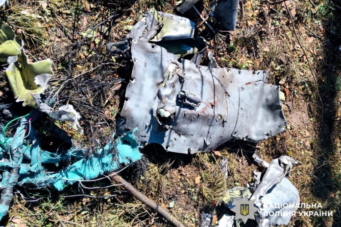 Уламки ворожого боєприпасу в лісі уламки ворожого боєприпасу