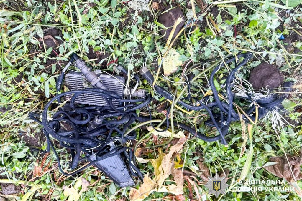 Поліцейські показали, чим рф атакувала Рівненщину під час масованого обстрілу 6 уламки ворожого БпЛА