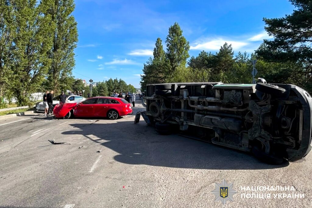 Масштабна ДТП у Вараші 3 вересня: перші подробиці та фото 1 Вантажівка та легковики після удару
