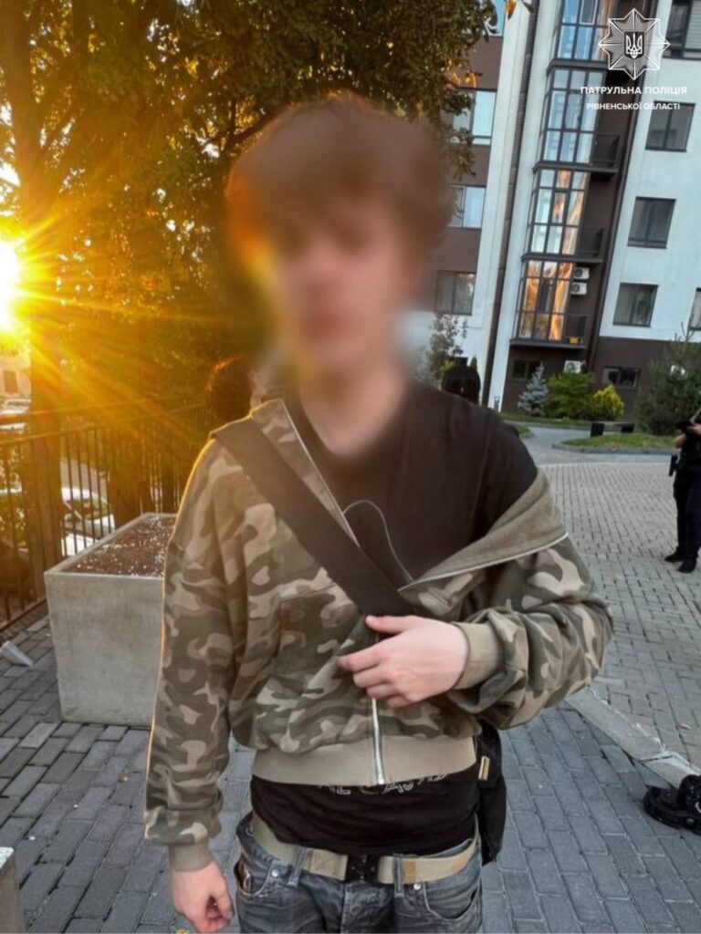 У Рівному розмалювали драмтеатр: патрульні встановили двох порушників 5 Затримання порушника біля театру