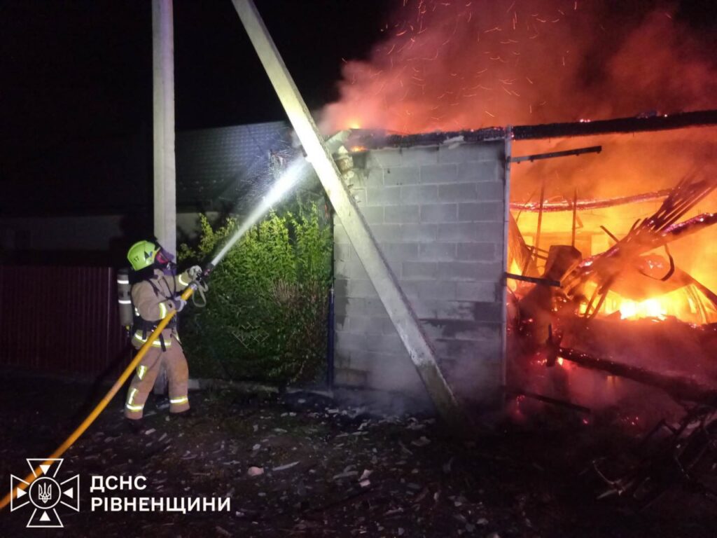 Пожежа на Рівненщині: у гаражі згорів Peugeot і 5 тонн зерна 1 Згорів гараж