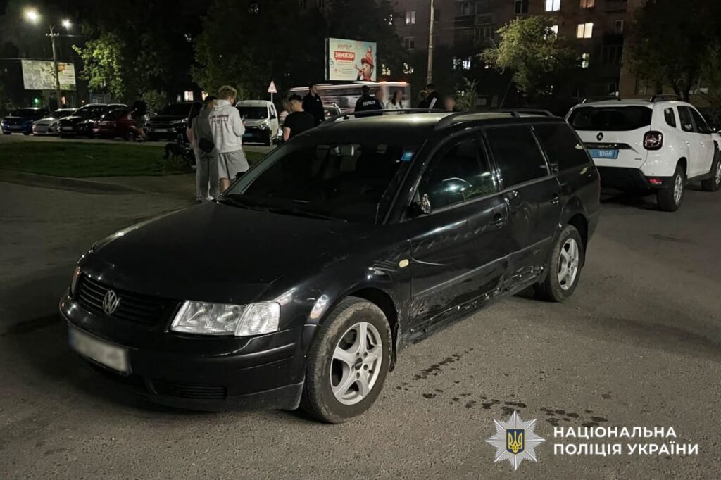 ДТП у Здолбунові: мотоцикл зіткнувся з легковиком, постраждали двоє підлітків 2 Зіткнення мотоцикла і авто