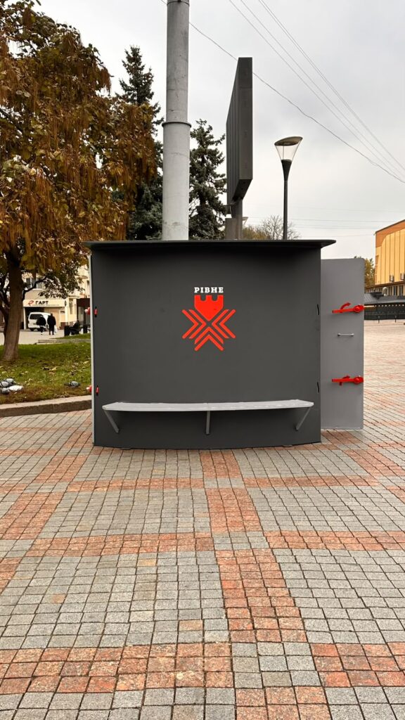 РІВНЯН ЗАПРОШУЮТЬ ТЕСТУВАТИ МОБІЛЬНЕ УКРИТТЯ НА МАЙДАНІ НЕЗАЛЕЖНОСТІ 1