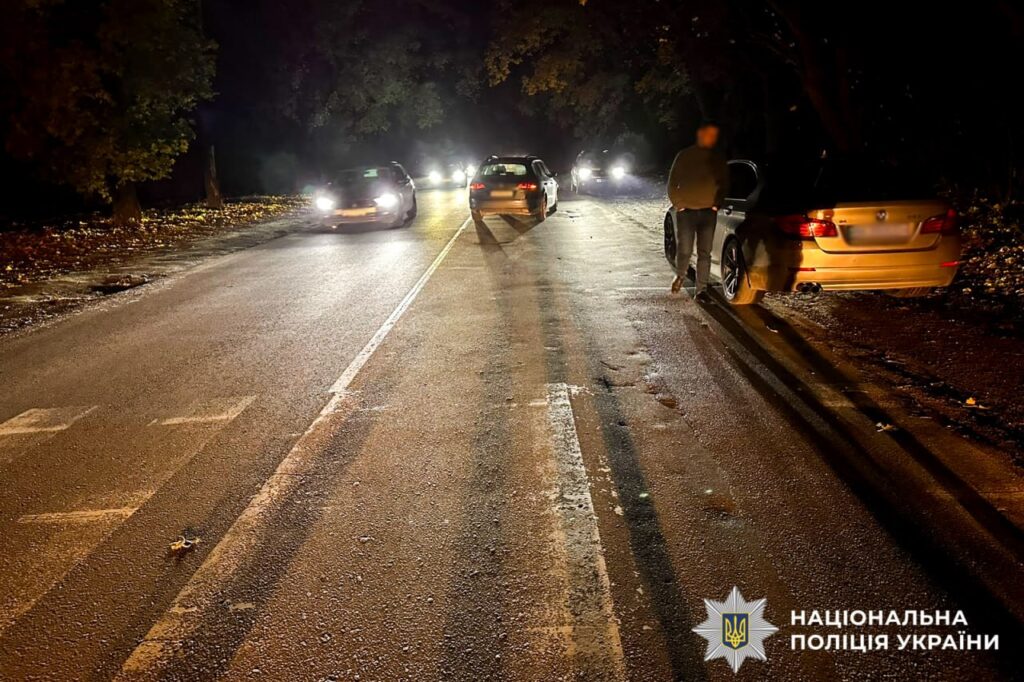 На неосвітленій вулиці Рівного водій збив 14-річну дівчину 2 Автомобіль збив 14 річну дівчину