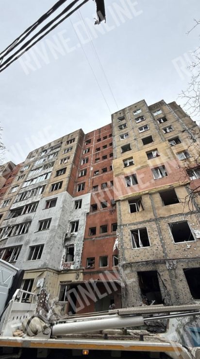 Ексклюзивні фото з місця сьогоднішнього влучання у рівненську багатоповерхівку